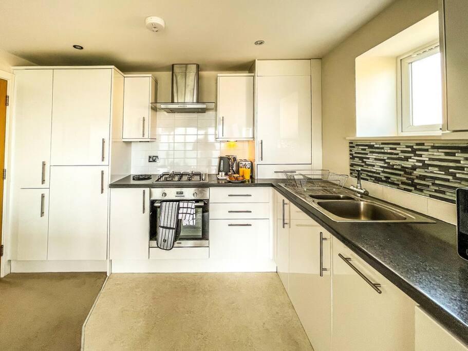 Soho Beach Apartment With Fabulous Sea View And 2 Minutes To The Beach With Free Parking And Netflix Bournemouth Esterno foto
