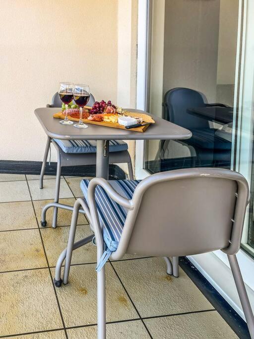 Soho Beach Apartment With Fabulous Sea View And 2 Minutes To The Beach With Free Parking And Netflix Bournemouth Esterno foto