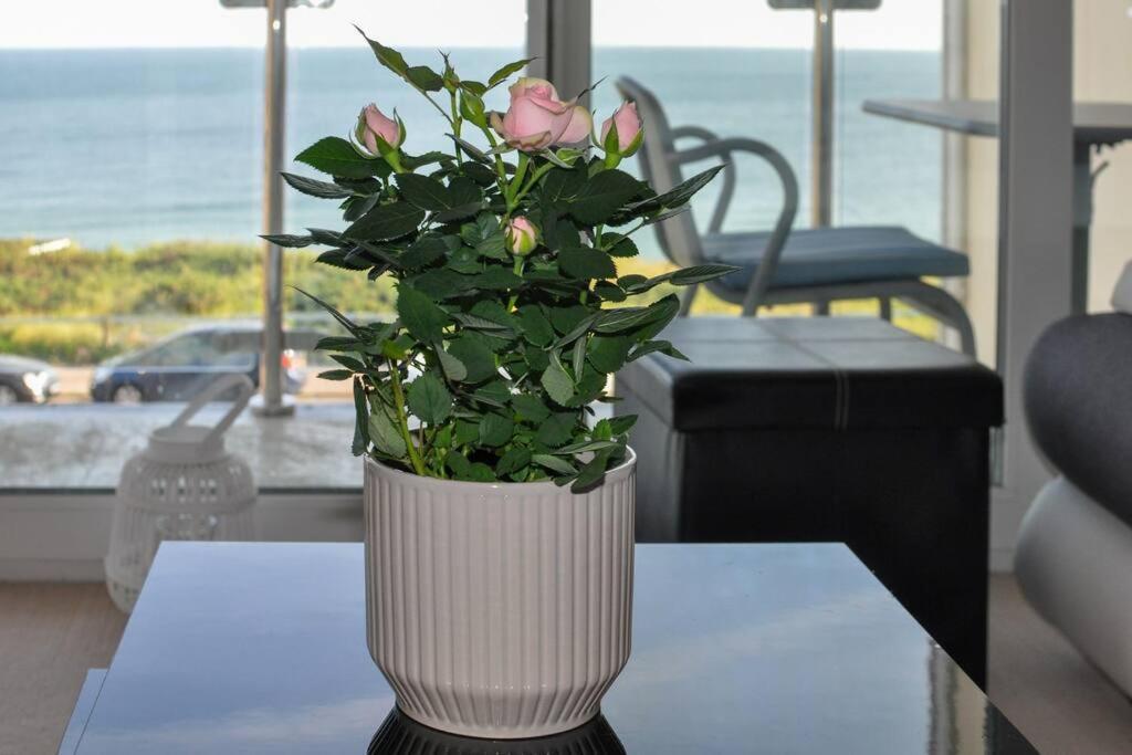 Soho Beach Apartment With Fabulous Sea View And 2 Minutes To The Beach With Free Parking And Netflix Bournemouth Esterno foto